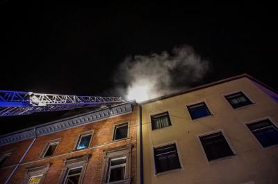 Stuttgart Ost: Naechtlicher Grosseinsatz der Feuerwehr bei Zimmerbrand